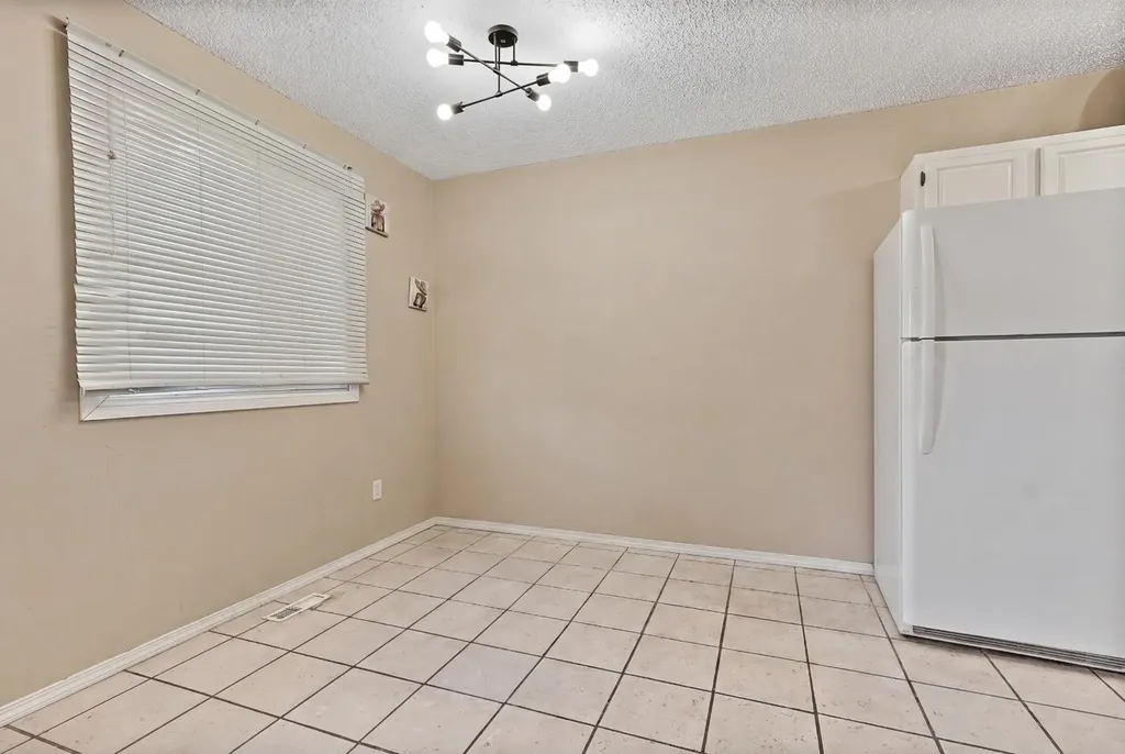 5 Acadia Road W Lethbridge AB T1K 4C1