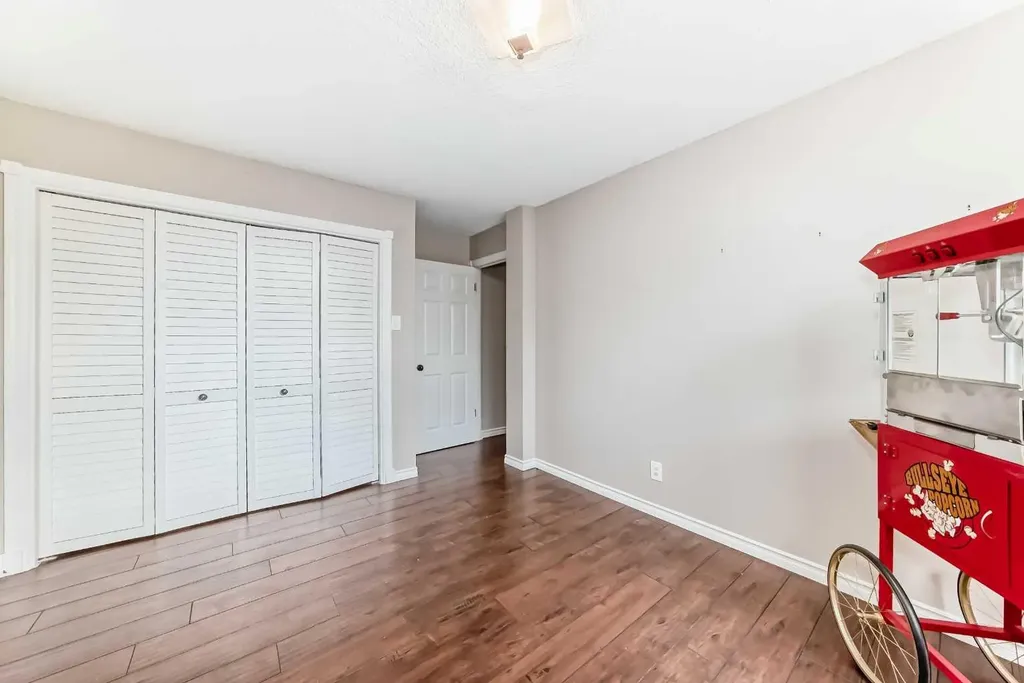 516 Cedar Crescent SW Calgary AB T3C 2Y8