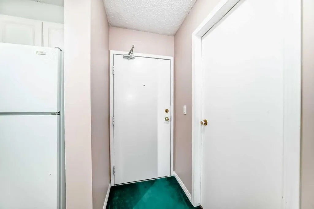 393 Patterson Hill SW Calgary AB T3H 2P4