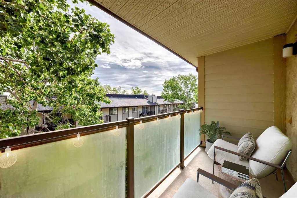 393 Patterson Hill SW Calgary AB T3H 2P4