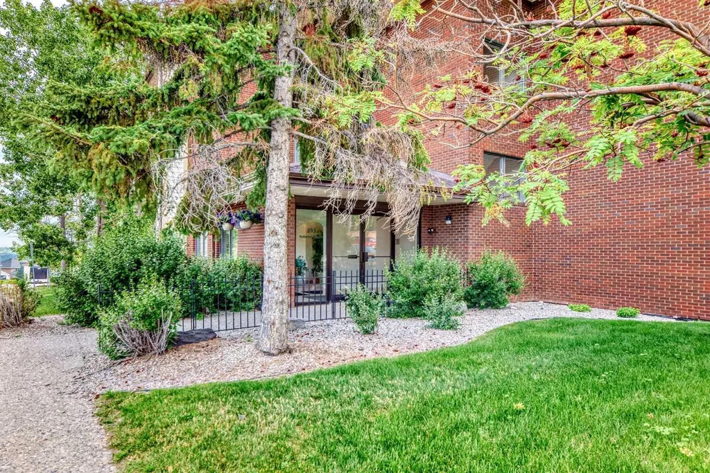 393 Patterson Hill SW Calgary AB T3H 2P4