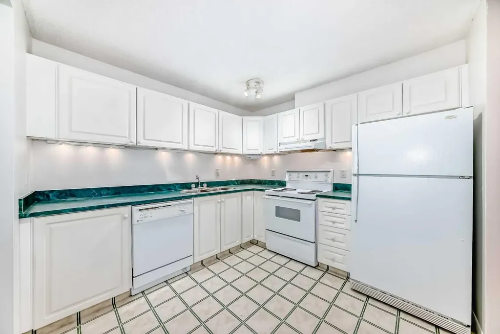 393 Patterson Hill SW Calgary AB T3H 2P4