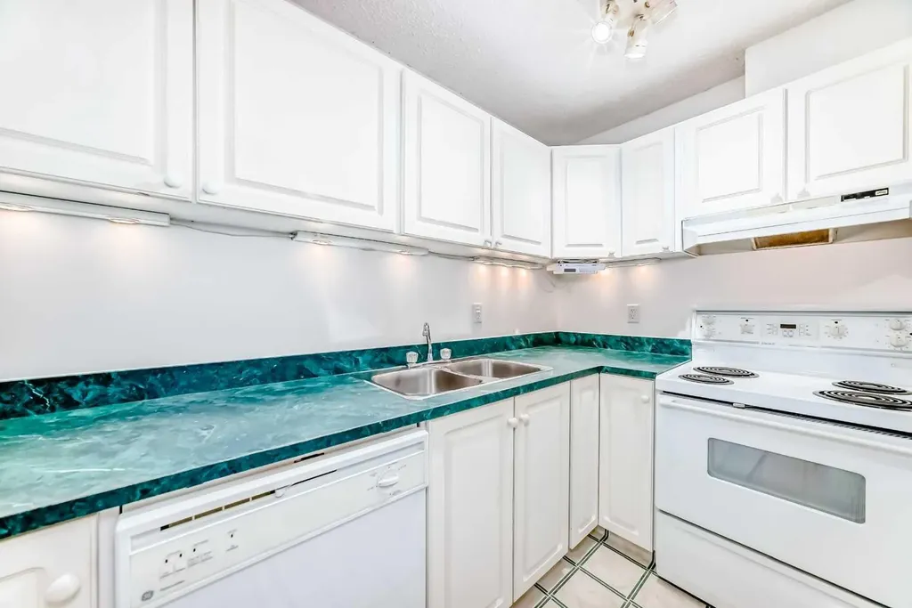 393 Patterson Hill SW Calgary AB T3H 2P4