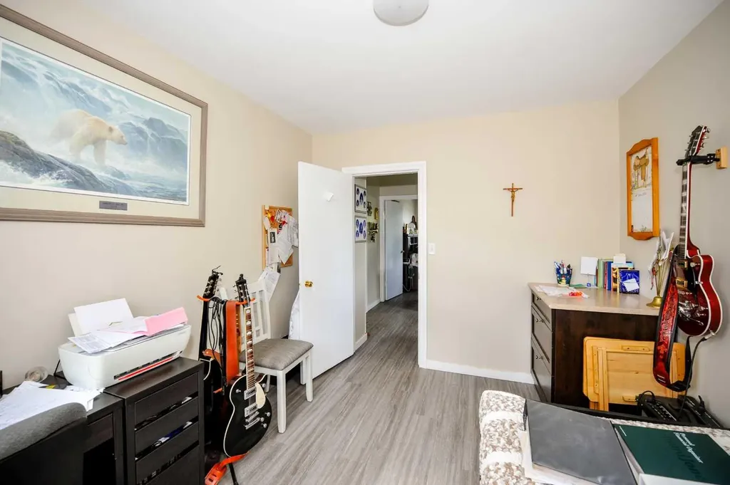 5223 46 Street Camrose AB T4V 1H4