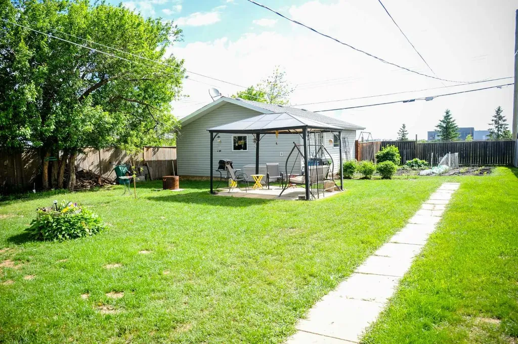 5223 46 Street Camrose AB T4V 1H4