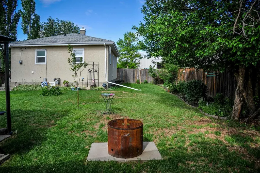 5223 46 Street Camrose AB T4V 1H4