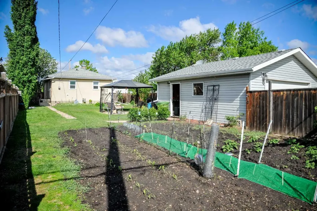 5223 46 Street Camrose AB T4V 1H4