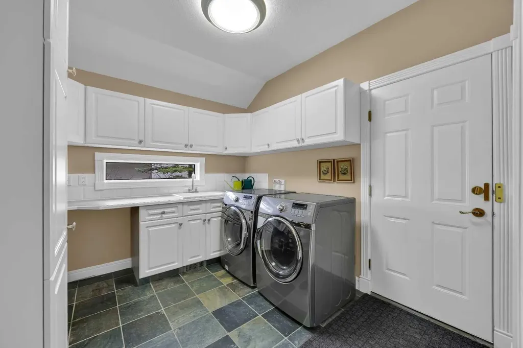 216 Evergreen Heath SW Calgary AB T2Y 3B6