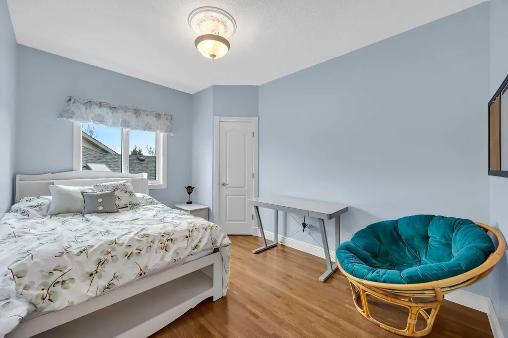 216 Evergreen Heath SW Calgary AB T2Y 3B6