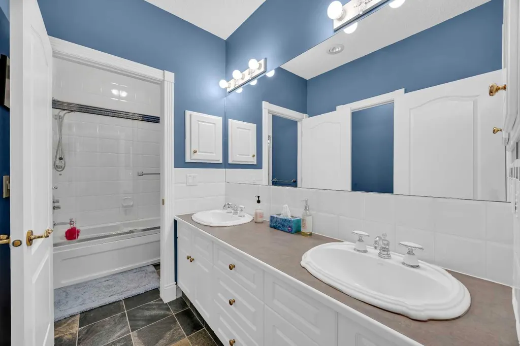 216 Evergreen Heath SW Calgary AB T2Y 3B6