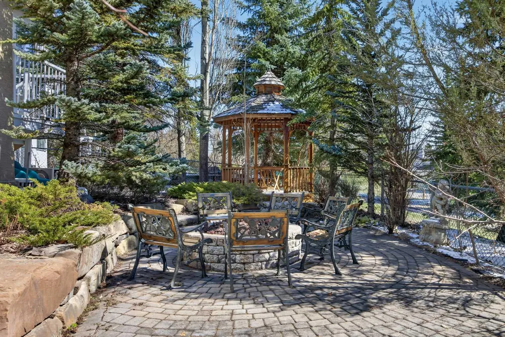 216 Evergreen Heath SW Calgary AB T2Y 3B6