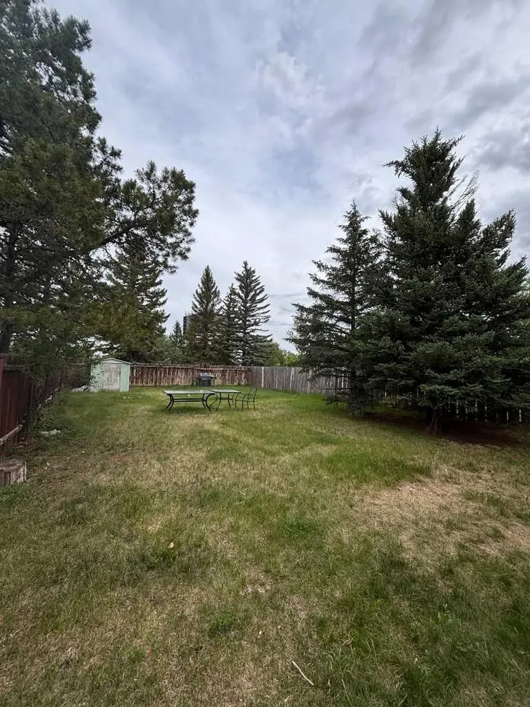 62 Carleton Road W Lethbridge AB t1k 3X5