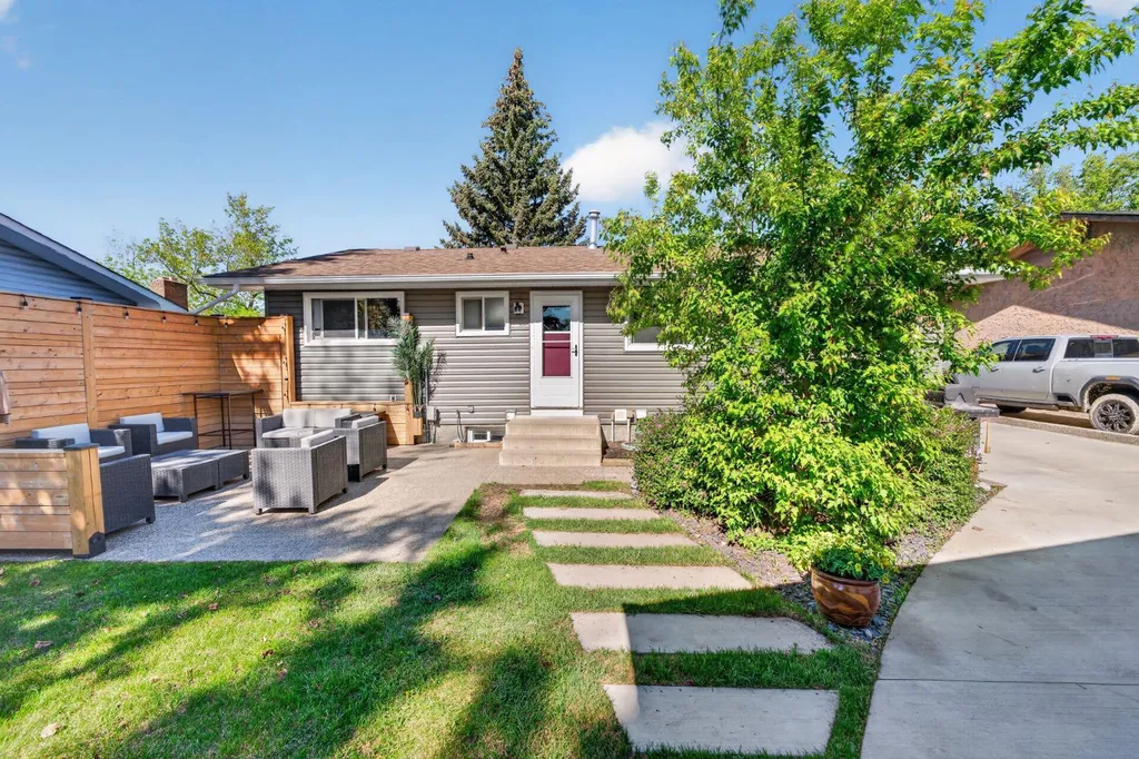 10020 Oakfield Drive SW Calgary AB T2V 4B4