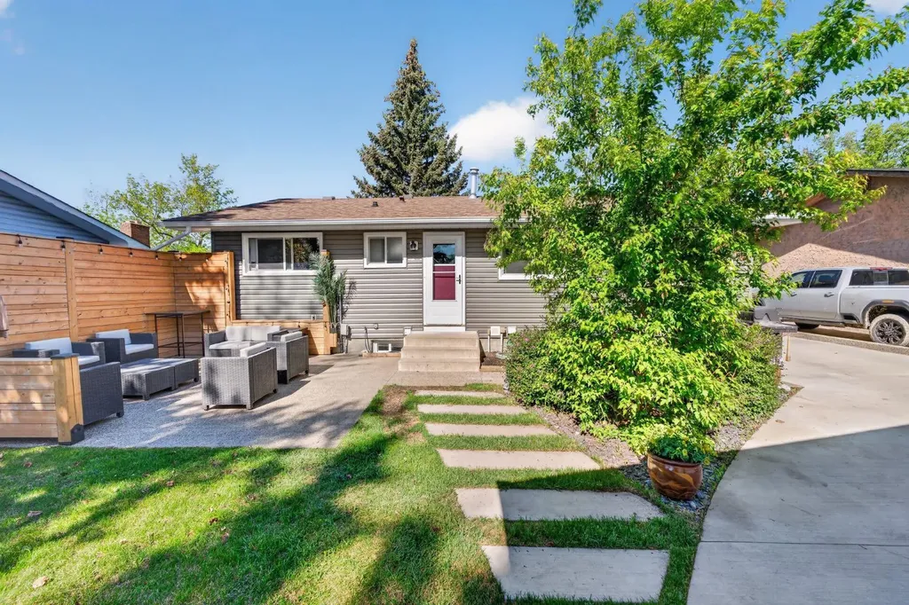 10020 Oakfield Drive SW Calgary AB T2V 4B4