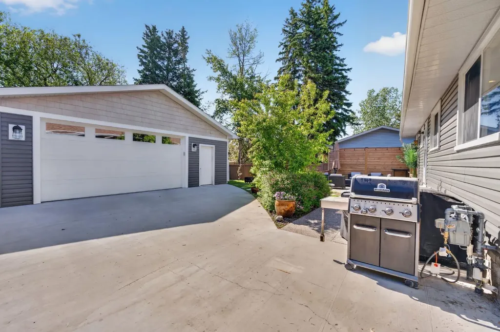 10020 Oakfield Drive SW Calgary AB T2V 4B4