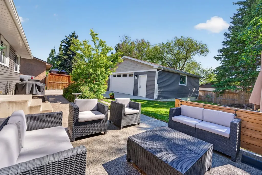 10020 Oakfield Drive SW Calgary AB T2V 4B4