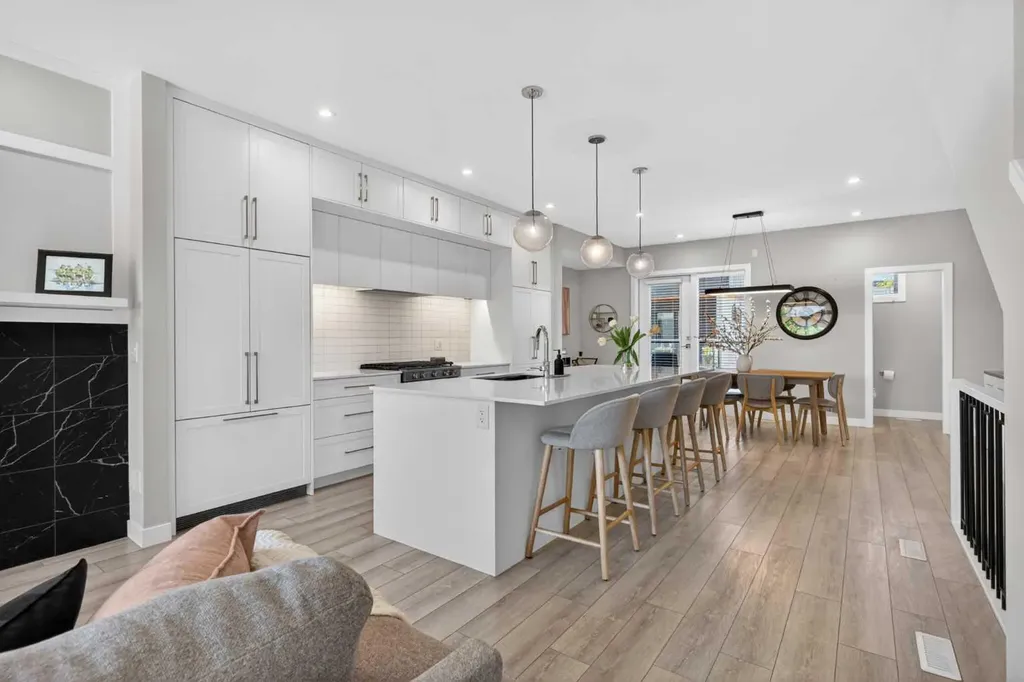 833 77 Street SW Calgary AB T3H 6B2