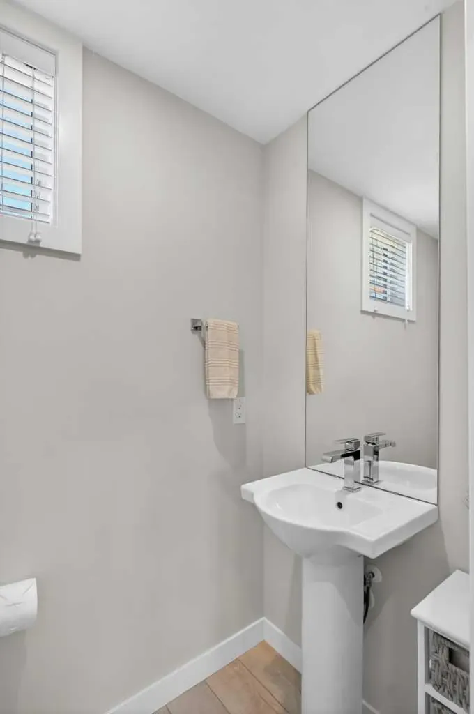 833 77 Street SW Calgary AB T3H 6B2