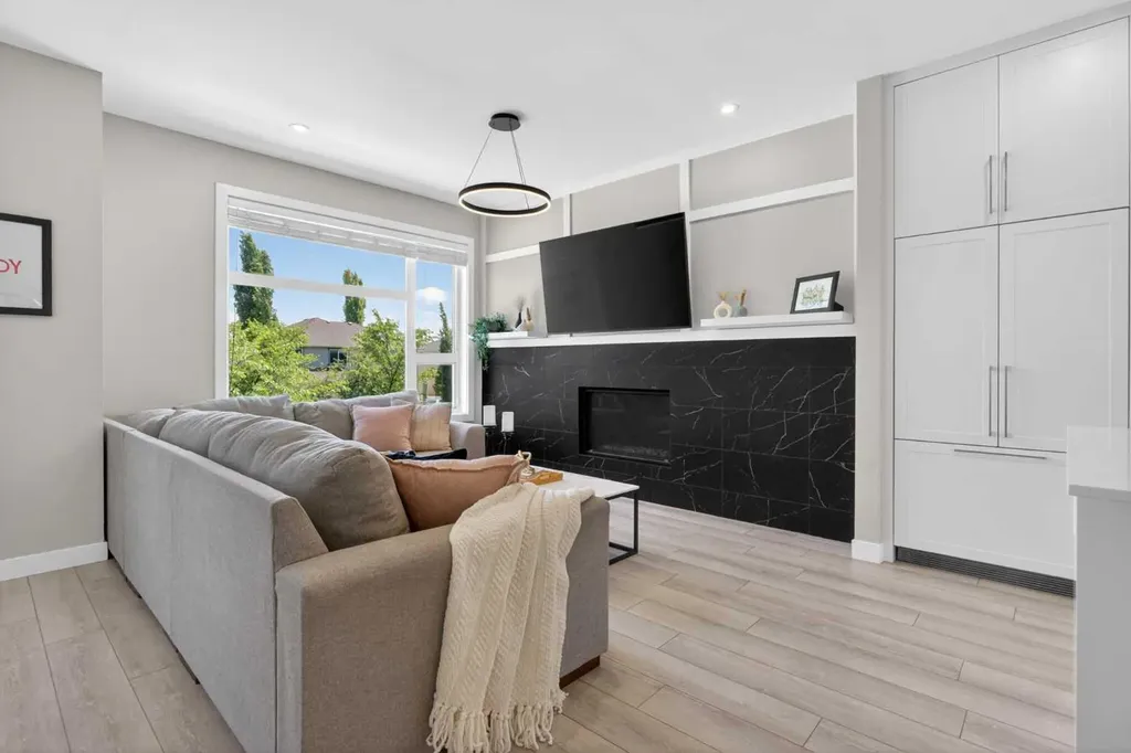 833 77 Street SW Calgary AB T3H 6B2