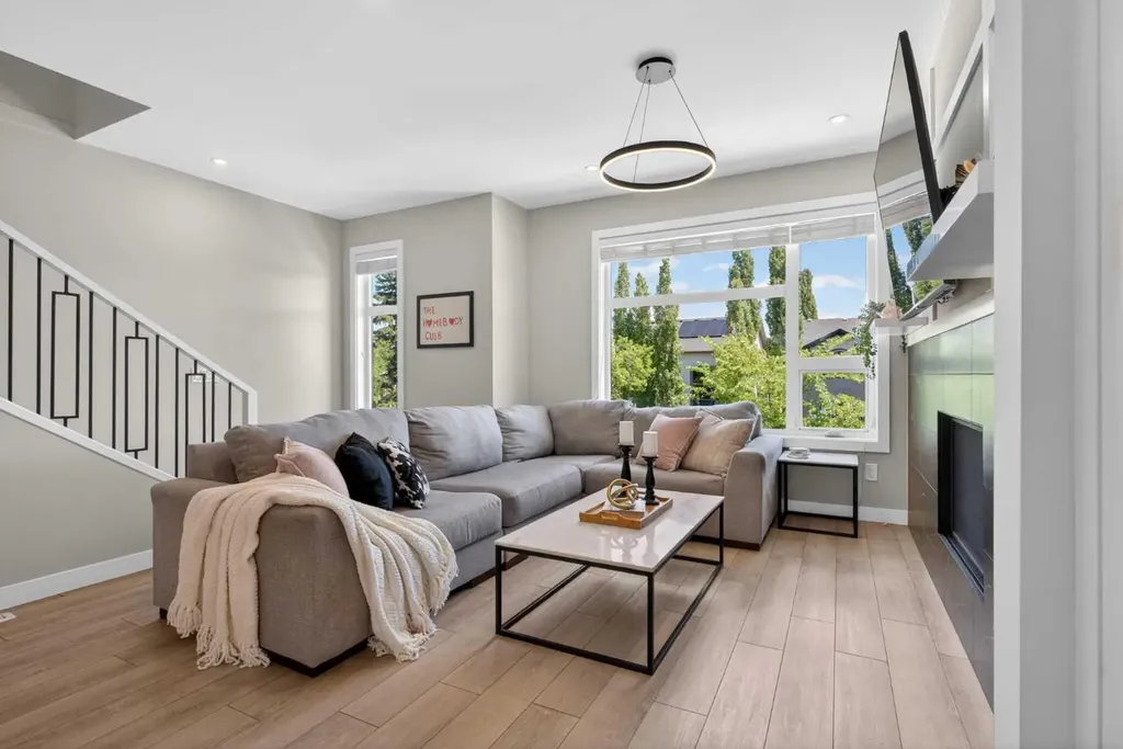 833 77 Street SW Calgary AB T3H 6B2