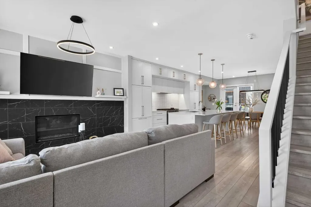 833 77 Street SW Calgary AB T3H 6B2