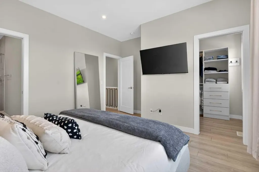 833 77 Street SW Calgary AB T3H 6B2
