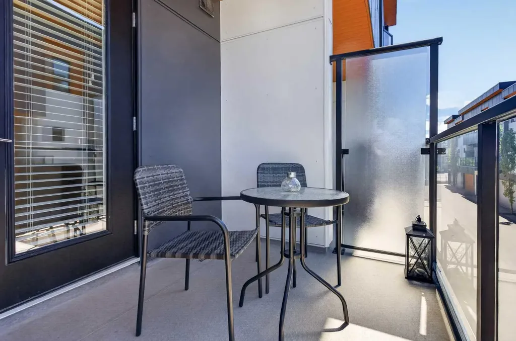 833 77 Street SW Calgary AB T3H 6B2