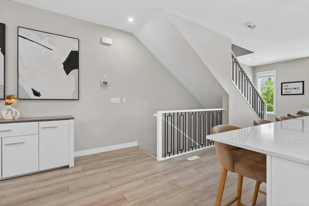833 77 Street SW Calgary AB T3H 6B2