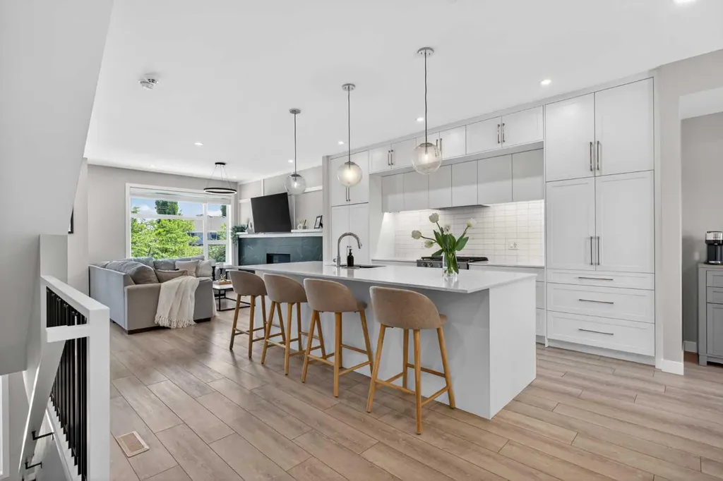 833 77 Street SW Calgary AB T3H 6B2