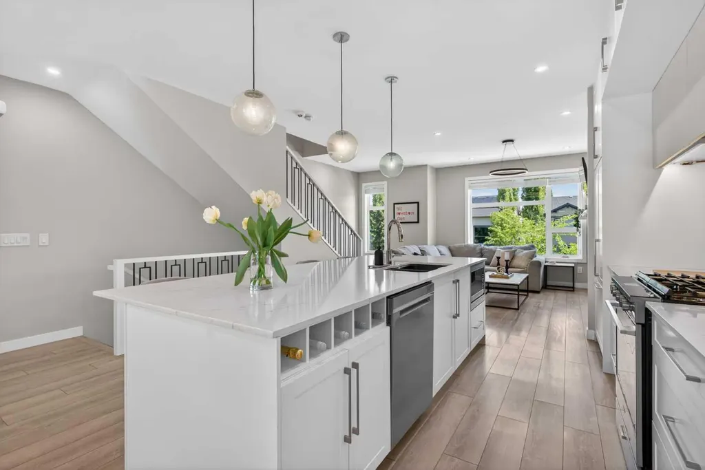 833 77 Street SW Calgary AB T3H 6B2