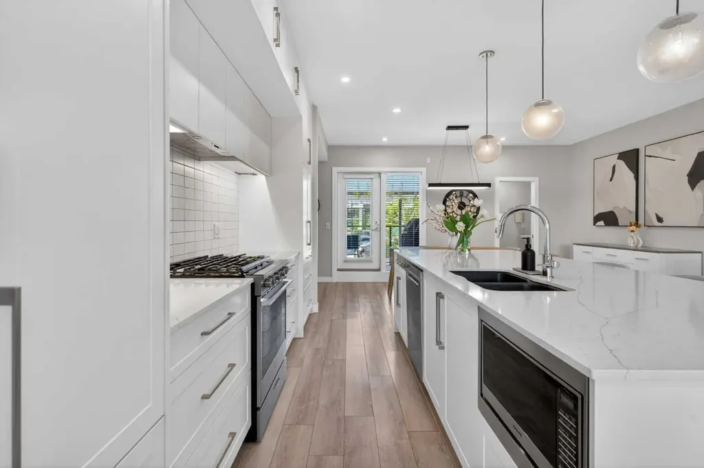 833 77 Street SW Calgary AB T3H 6B2