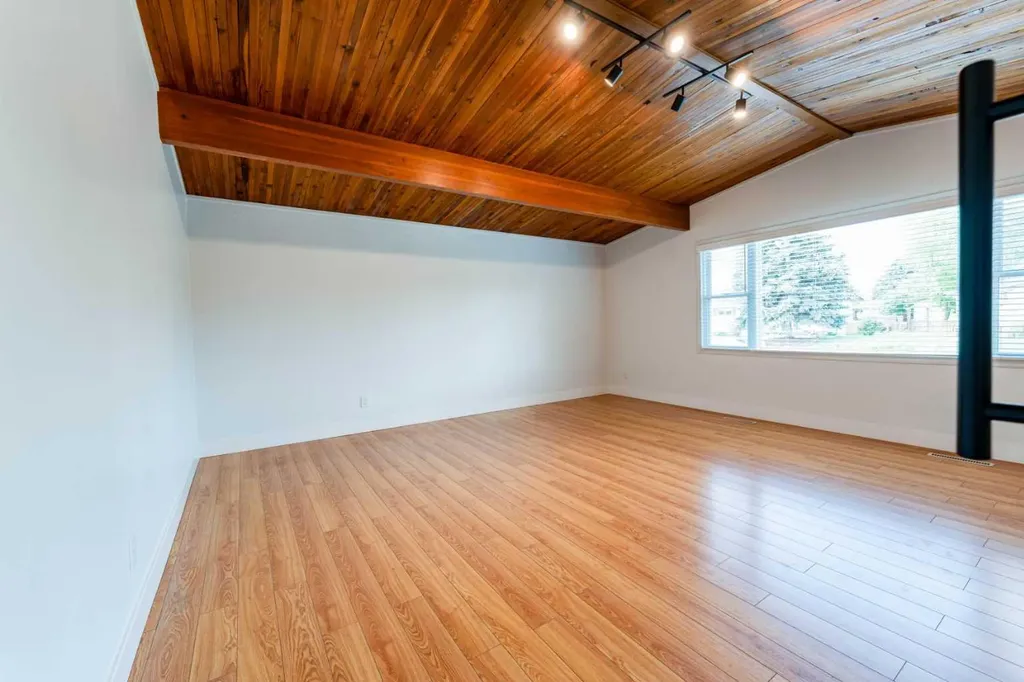 2023 8 Avenue NE Calgary AB T2E 0T5