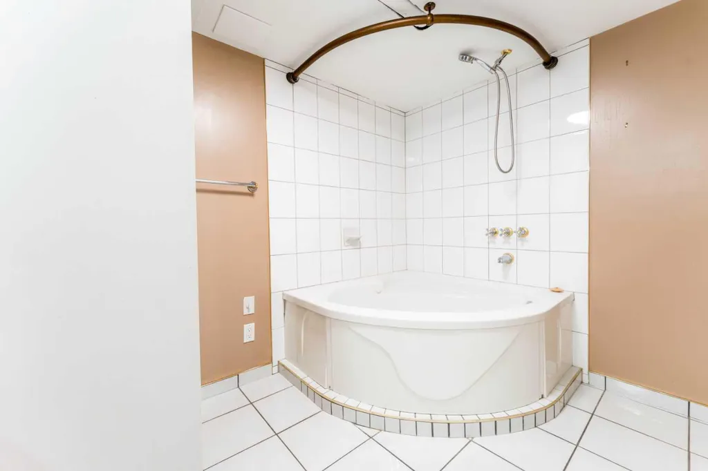 2023 8 Avenue NE Calgary AB T2E 0T5