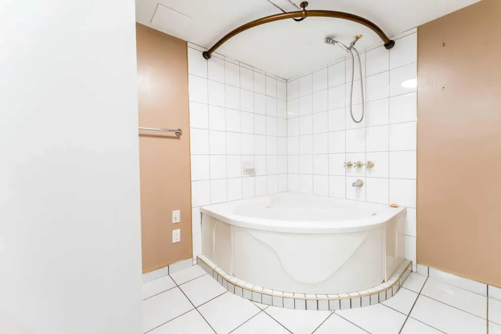 2023 8 Avenue NE Calgary AB T2E 0T5