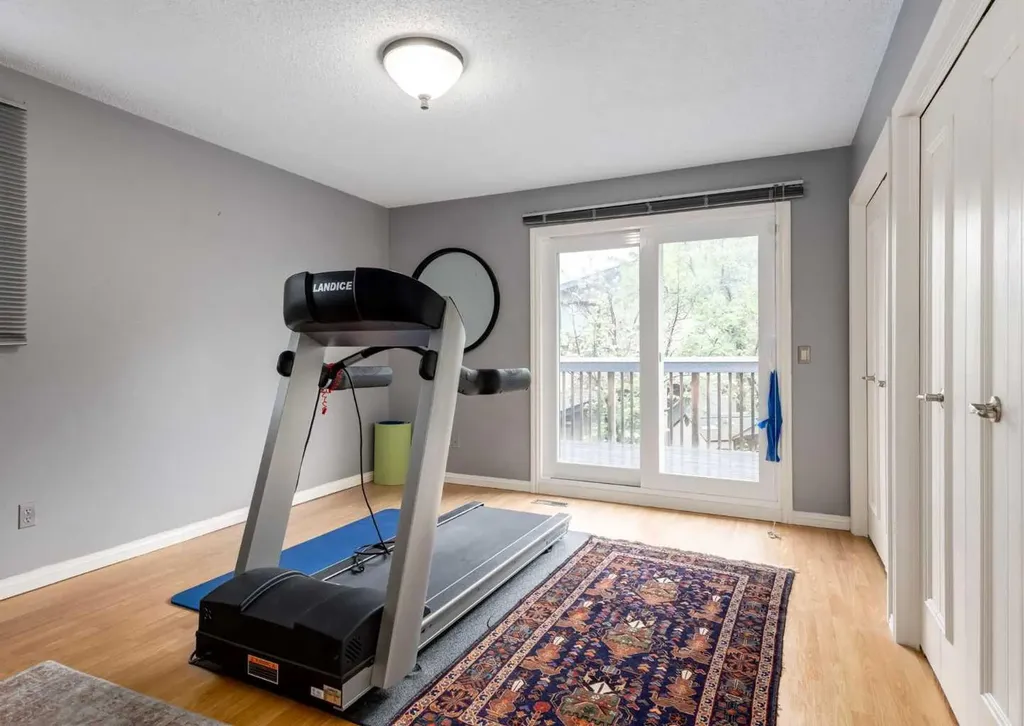 40 Edgemont Court NW Calgary AB T3A 2N3