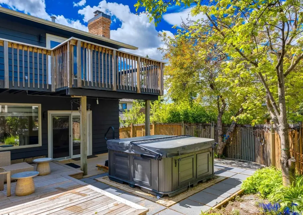 40 Edgemont Court NW Calgary AB T3A 2N3