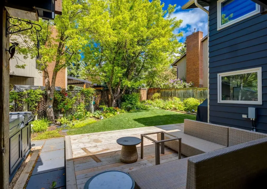 40 Edgemont Court NW Calgary AB T3A 2N3