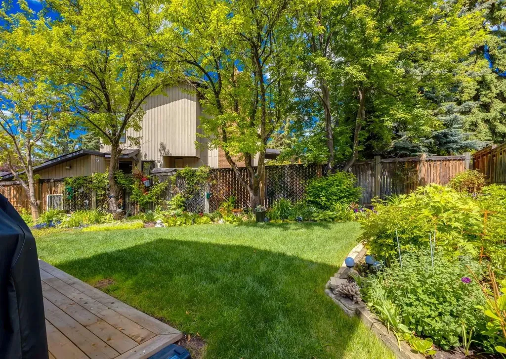 40 Edgemont Court NW Calgary AB T3A 2N3