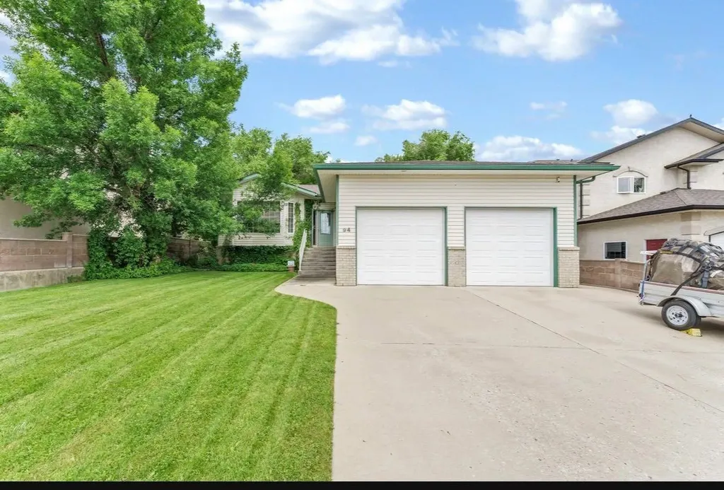 94 Perry Crescent NE Medicine Hat AB T1C1Y2