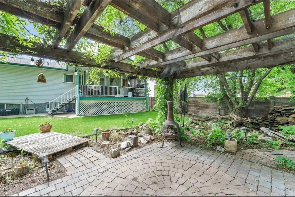 94 Perry Crescent NE Medicine Hat AB T1C1Y2