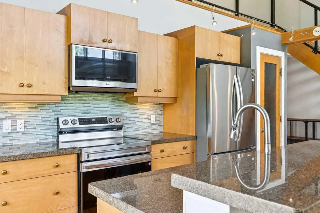 317 19 Avenue SW Calgary AB T2S 0E1