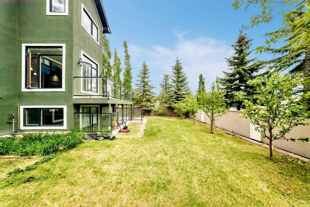 5 Aspen Meadows Park SW Calgary AB T3H 5Z7