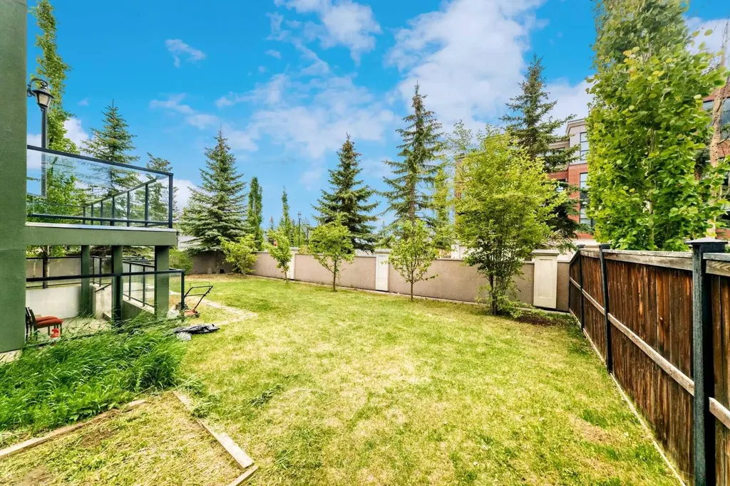 5 Aspen Meadows Park SW Calgary AB T3H 5Z7