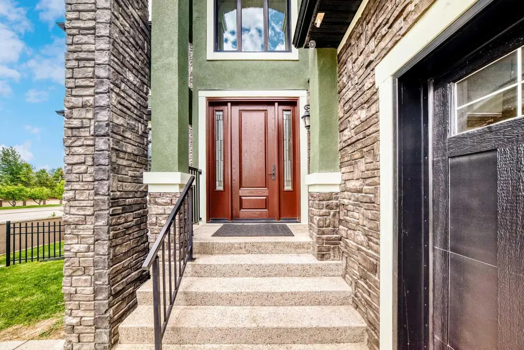 5 Aspen Meadows Park SW Calgary AB T3H 5Z7