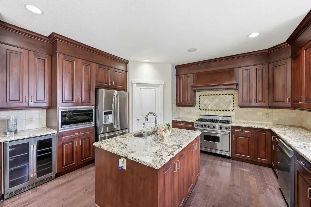 5 Aspen Meadows Park SW Calgary AB T3H 5Z7