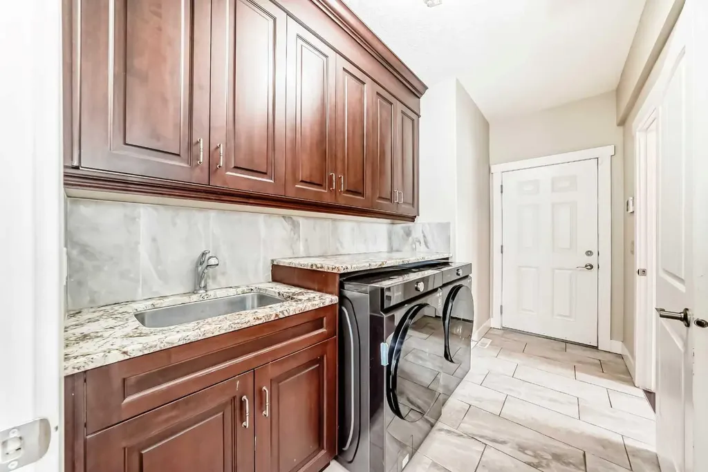 5 Aspen Meadows Park SW Calgary AB T3H 5Z7