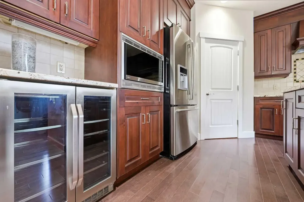 5 Aspen Meadows Park SW Calgary AB T3H 5Z7