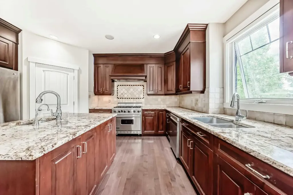 5 Aspen Meadows Park SW Calgary AB T3H 5Z7