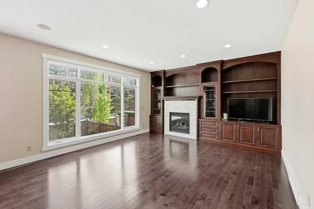 5 Aspen Meadows Park SW Calgary AB T3H 5Z7