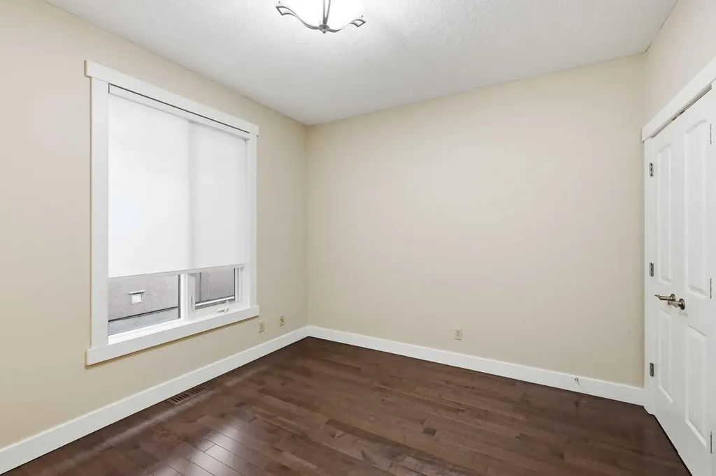5 Aspen Meadows Park SW Calgary AB T3H 5Z7